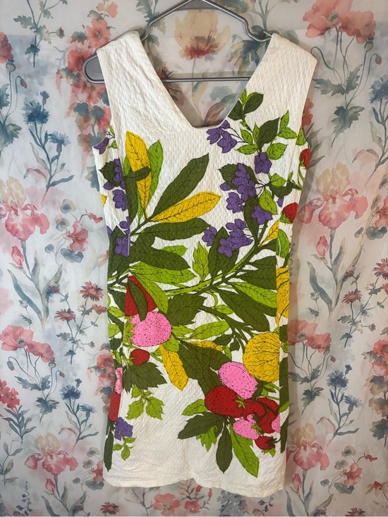 Dresses & Skirts - Vintage Tropical Floral Shift Dress in White with Green, Pink & Yellow
